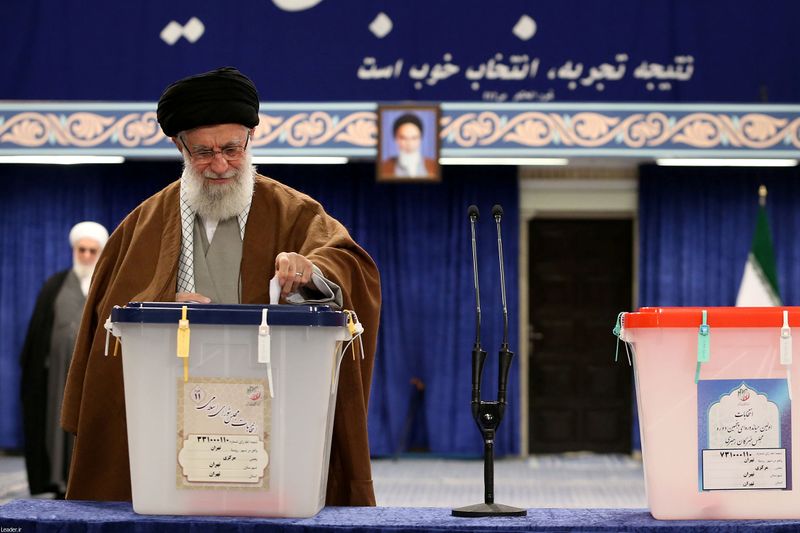 © Reuters. Iran's Supreme Leader Ayatollah Ali Khamenei casts his vote at a polling station during parliamentary elections in Tehran