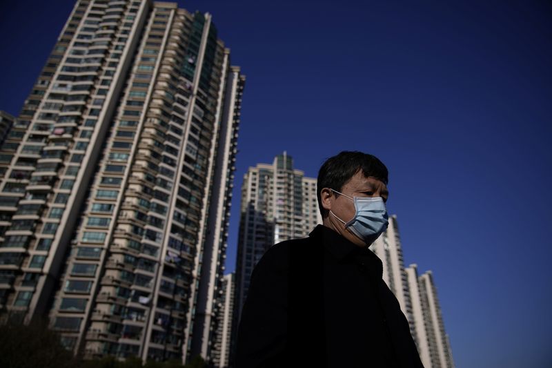© Reuters. Un hombre con mascarilla en una calle de Shangai, China, mientras el país es golpeado por un brote del novedoso coronavirus, el 20 de febrero de 2020