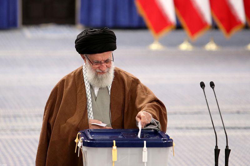 Irán celebra elecciones que probablemente fortalecerán a posiciones más duras