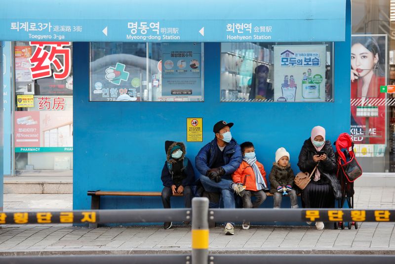 La población de una ciudad surcoreana se mete en casa tras duplicarse los casos de coronavirus