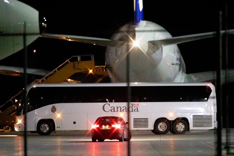 © Reuters. Diamond Princess cruise ship Canadian passengers arrive at CFB Trenton