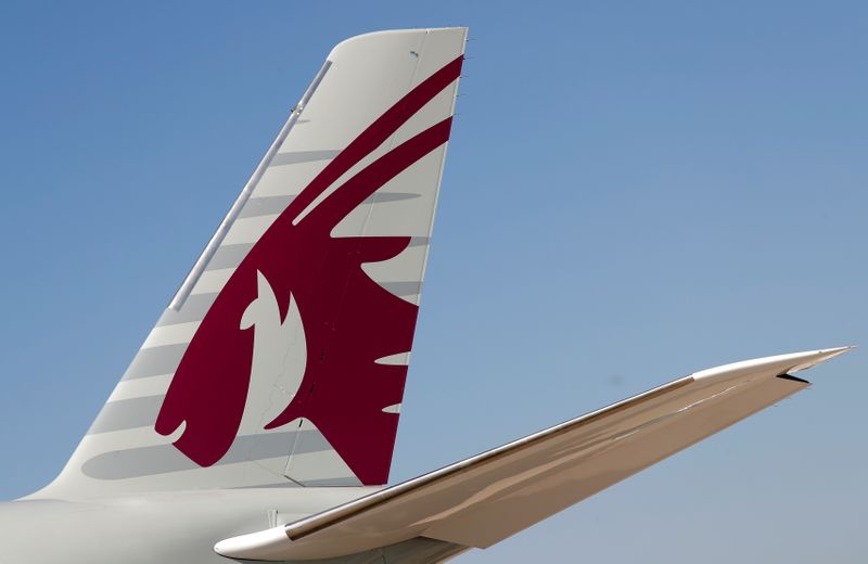 © Reuters. La coda di un aereo Qatar Airways ad Antalya, in Turchia