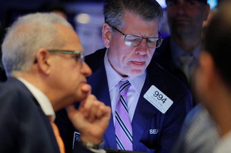 © Reuters. Los comerciantes trabajan en el piso de la Bolsa de Nueva York poco después de la campana de apertura en Nueva York