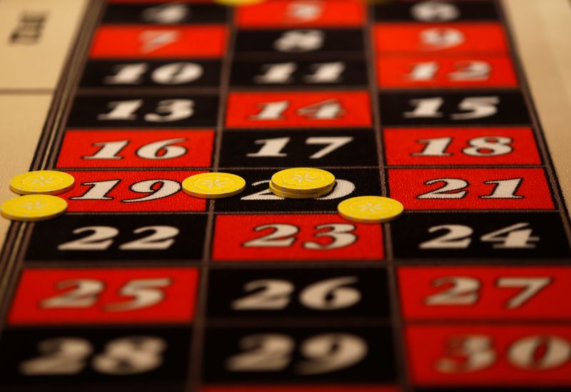 © Reuters. Fichas de juego se ven en la mesa de la ruleta del Casino Dragonara en St Julian's, Malta, el 11 de abril de 2018