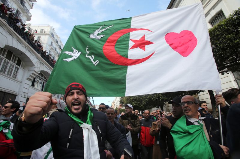 الجزائريون يحتفلون بمرور عام على الاحتجاجات ويطالبون بمزيد من الإصلاحات
