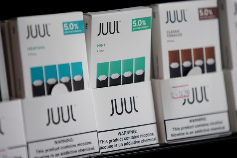 © Reuters. FILE PHOTO: Juul brand vape cartridges are pictured for sale at a shop in Atlanta