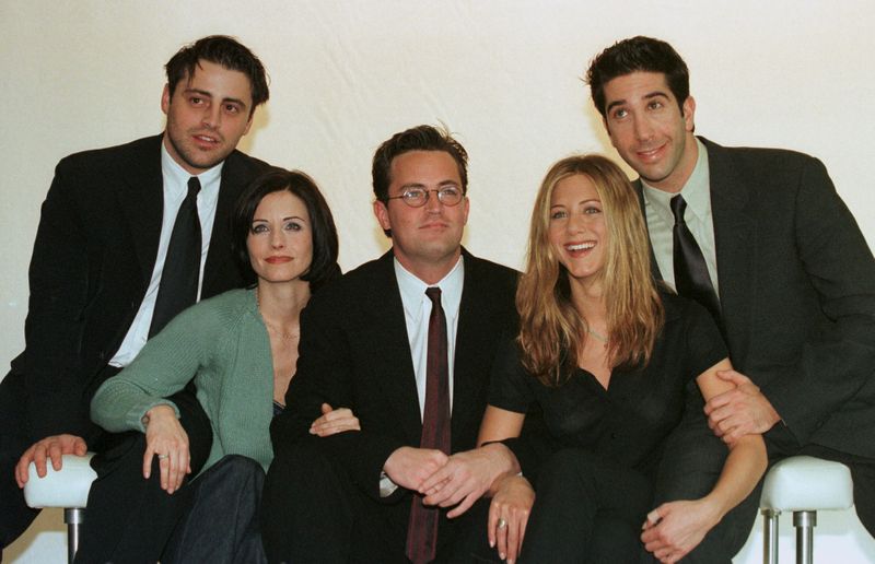 © Reuters. FILE PHOTO: THE CAST OF FRIENDS AT CHANNEL 4 TELEVISION