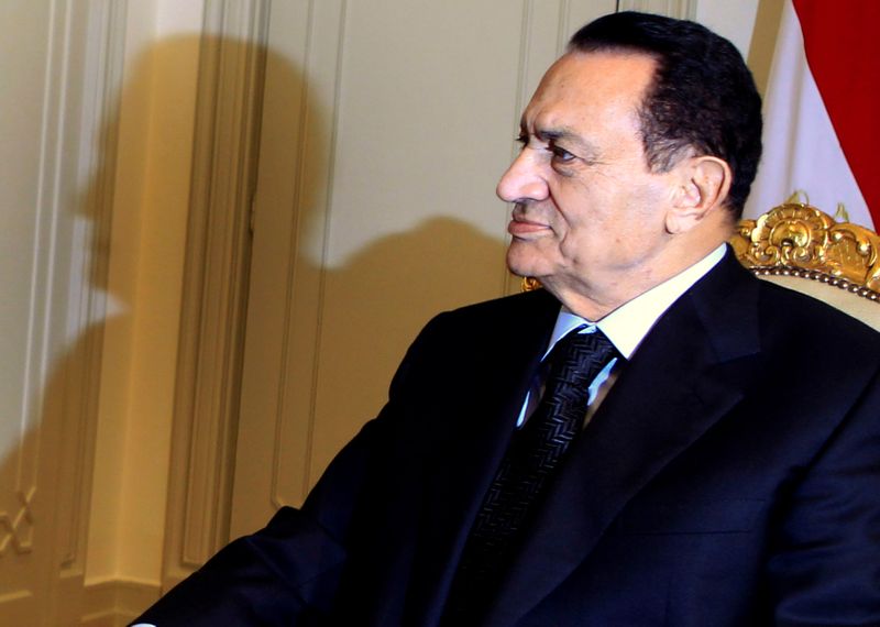 © Reuters. FOTO DE ARCHIVO: El expresidente de Egipto, Hosni Mubarak, en el palacio presidencial en El Cairo
