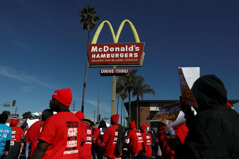 © Reuters. Union members picket outside McDonald's in Los Angeles