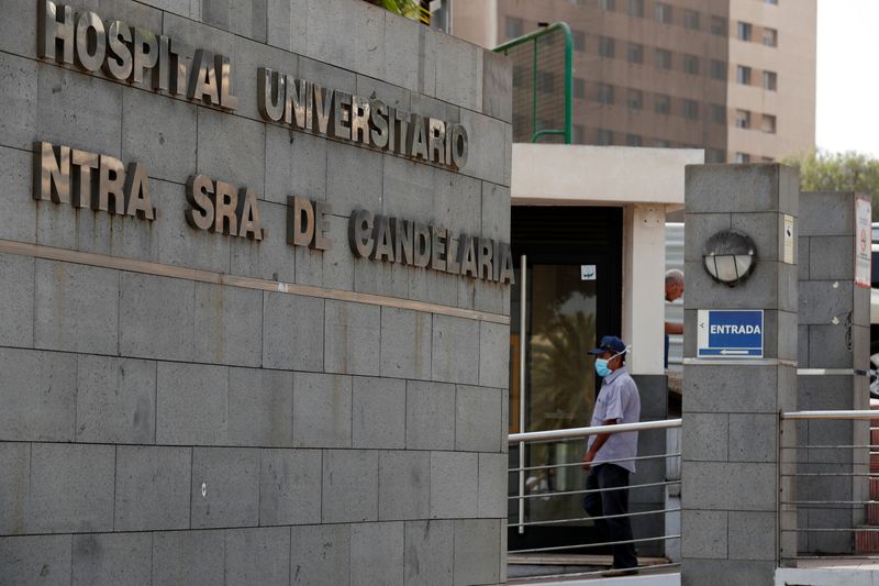 © Reuters. Un hombre ataviado con una mascarilla protectora frente al hospital donde se ha confirmado un caso de coronavirus en Santa Cruz de Tenerife
