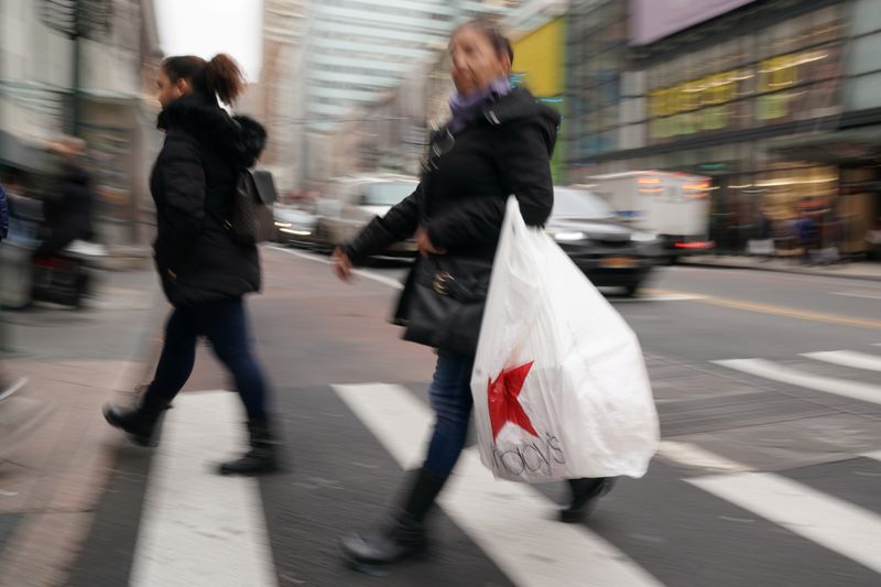 © Reuters. Shoppers carry bags in New York's Herald Square