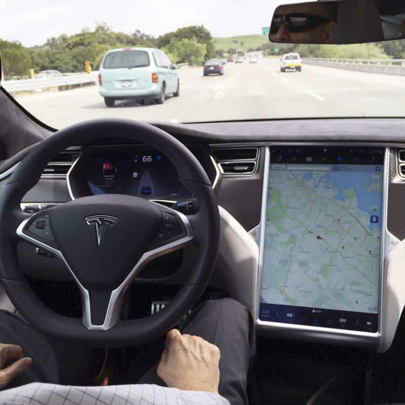 © Reuters. The interior of a Tesla Model S is shown in autopilot mode in San Francisco