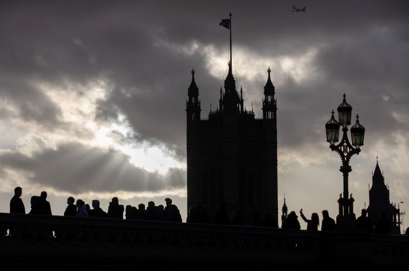 © Reuters. Imagen de archivo de personas caminando en el Puente de Westminster Bridge cerca del Parlamento, en Londres, Inglaterra