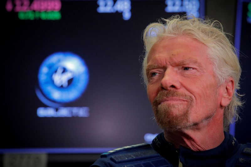 © Reuters. FILE PHOTO: Sir Richard Branson stands on floor of the NYSE as Virgin Galactic (SPCE) begins public trading in New York