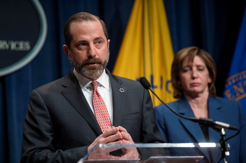 © Reuters. FOTO DE ARCHIVO: Funcionarios de salud de EEUU realizan una conferencia de prensa para discutir el brote de coronavirus en el Departamento de Salud y Servicios Humanos en Washington.