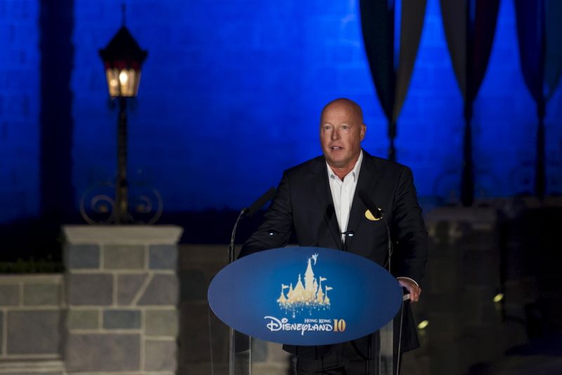 © Reuters. Bob Chapek, chairman of Walt Disney Parks and Resorts, speaks during the 10th anniversary ceremony of Hong Kong Disneyland in Hong Kong, China