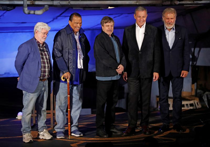 © Reuters. FILE PHOTO: Actors Harrison Ford, Mark Hamill, Billy Dee Williams, filmmaker George Lucas and Walt Disney's Chief Executive Officer Bob Iger at "Star Wars: Galaxy's Edge" at Disneyland Park in Anaheim