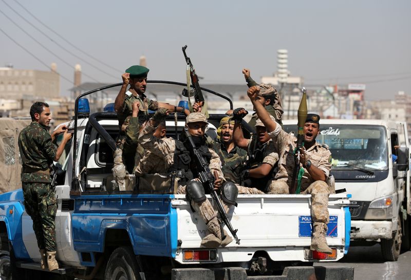 © Reuters. FILE PHOTO: Houthi troops ride on the back of a police patrol truck after participating in a Houthi gathering in Sanaa