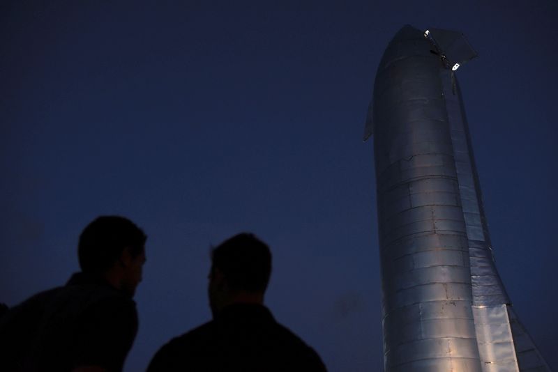 © Reuters. FILE PHOTO: SpaceX's Elon Musk gives an update on the company's Mars rocket Starship in Boca Chica