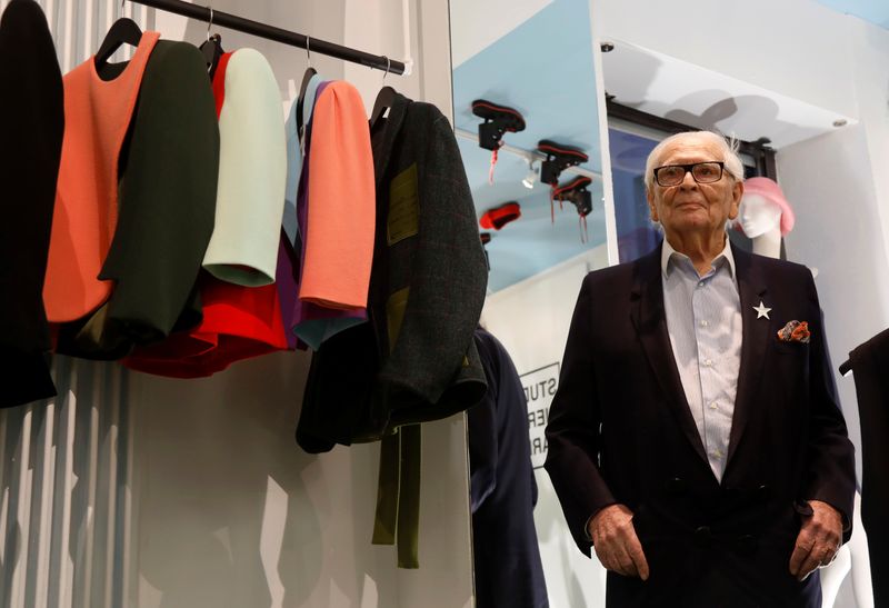 A los 97 años, diseñador Cardin sigue buscando a la próxima estrella de la moda