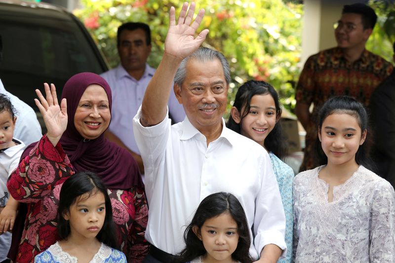 © Reuters. Malaysia's Prime Minister Designate and former interior minister Muhyiddin Yassin waves to reporters outside his residence in Kuala Lumpur