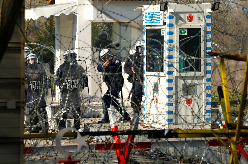 La policía griega dispara gases lacrimógenos contra los migrantes en la frontera turca