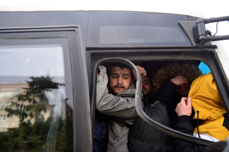 © Reuters. شرطة اليونان تطلق الغاز المسيل للدموع على مهاجرين عند الحدود التركية