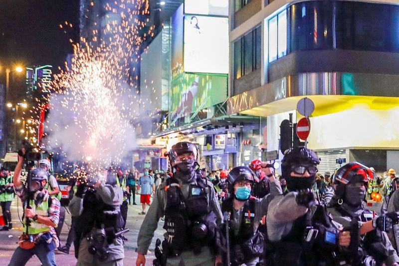 © Reuters. شرطة هونج كونج تطلق الغاز المسيل للدموع مع عودة احتجاجات المتشحين بالسواد