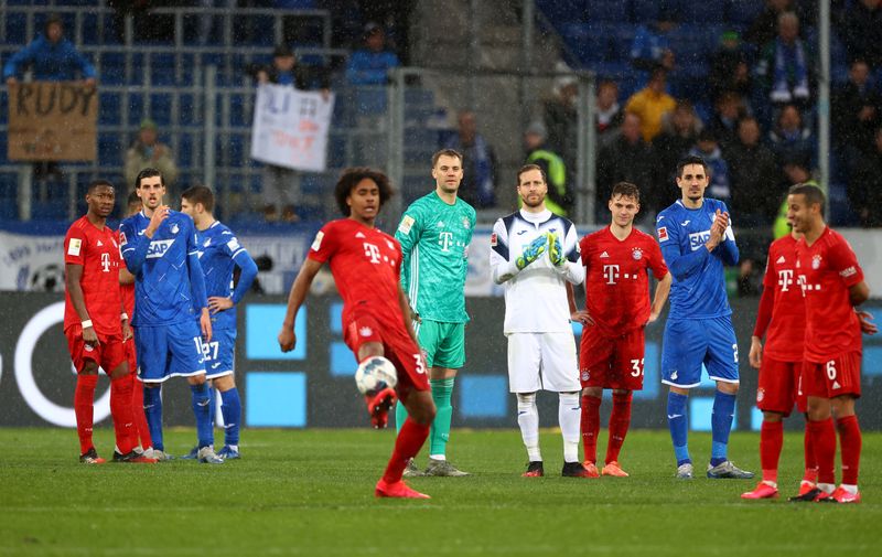 © Reuters. بايرن يسحق هوفنهايم 6-صفر بعد توقف المباراة بسبب لافتات مسيئة