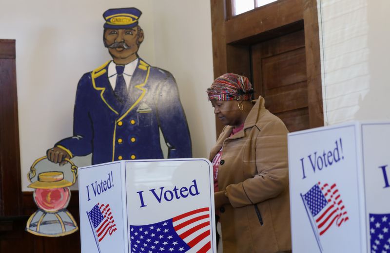 © Reuters. People vote at a train station used as a polling station for the South Carolina primary in Denmark, South Carolina