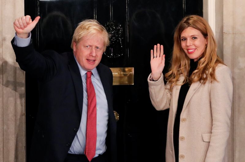 © Reuters. سكاي نيوز: رئيس وزراء بريطانيا وصديقته ينتظران أول مولود