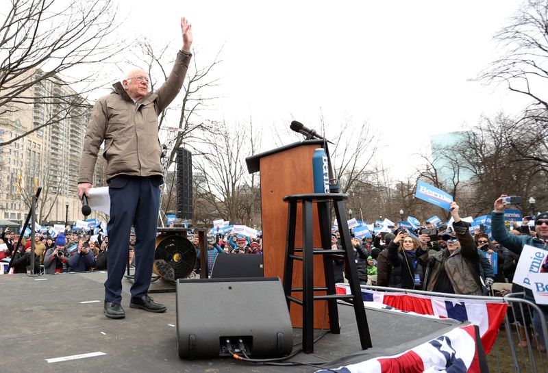 © Reuters. Democratic 2020 U.S. presidential candidate Senator Bernie Sanders greets supporters at his rally in Boston