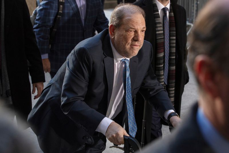 © Reuters. FILE PHOTO: Harvey Weinstein arrives at New York Criminal Court for another day of jury deliberations in his sexual assault trial in the Manhattan borough of New York City