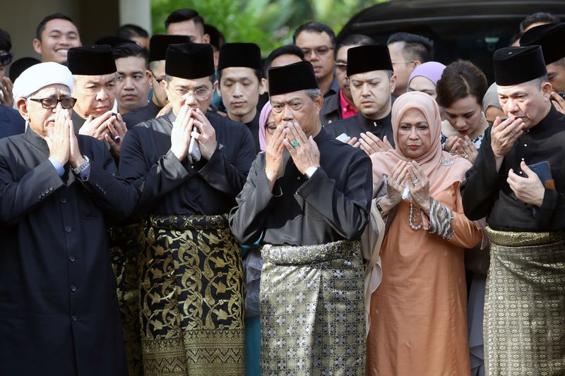 Malaysia swears in new prime minister as Mahathir forced ...