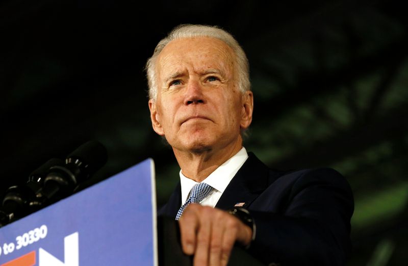 © Reuters. Democratic U.S. presidential candidate and former Vice President Biden speaks at his South Carolina primary night rally in Columbia