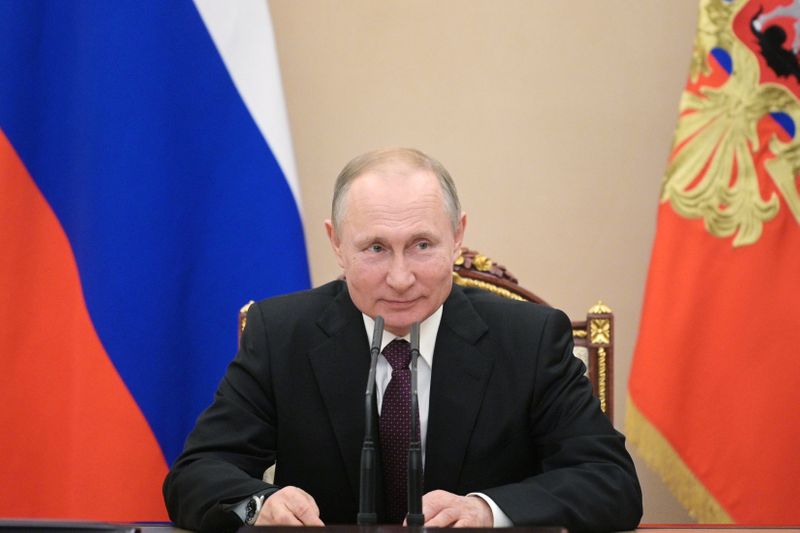 © Reuters. Russian President Vladimir Putin chairs a meeting with members of the Security Council in Moscow