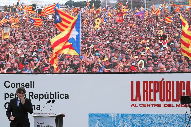 Miles de personas reciben a Puigdemont en un acto en Francia