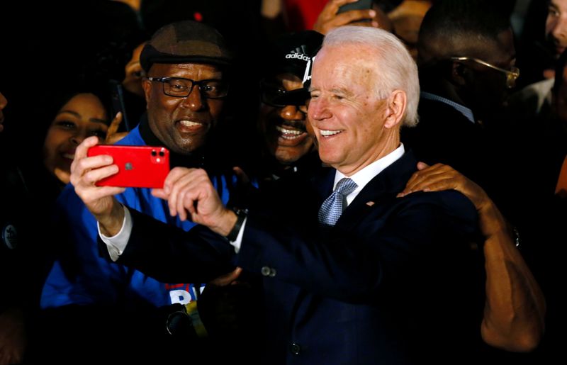 © Reuters. El precandidato demócrata a la presidencia de Estados Unidos y ex vicepresidente Joe Biden se toma fotos con sus partidarios en un mitin nocturno en Columbia, Carolina del Sur. 29 de febrero de 2020. REUTERS/Elizabeth Frantz