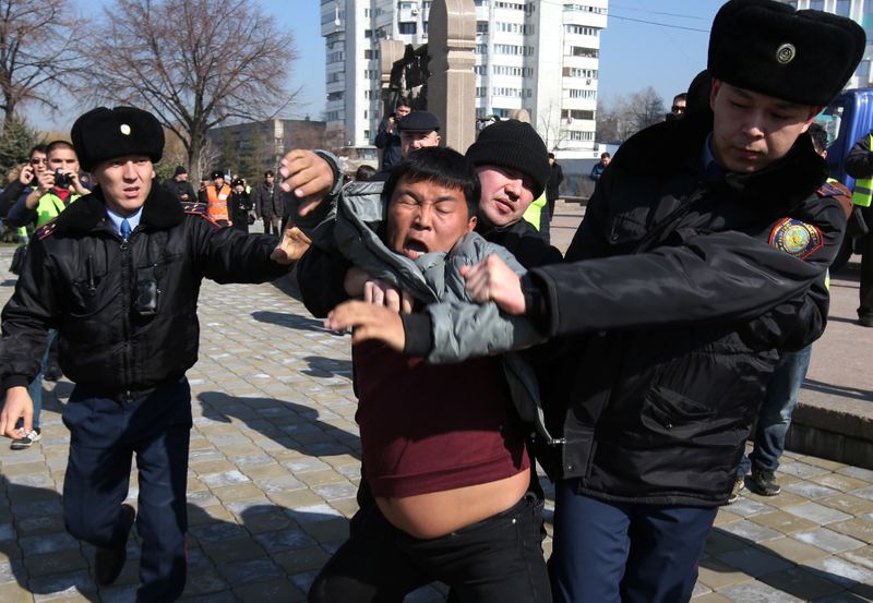 © Reuters. اعتقال عشرات المحتجين في قازاخستان أثناء مظاهرة خرجت بعد وفاة ناشط في السجن