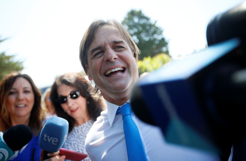 Lacalle Pou asume presidencia de Uruguay en busca de austeridad fiscal y de equilibrio diplomático en la región