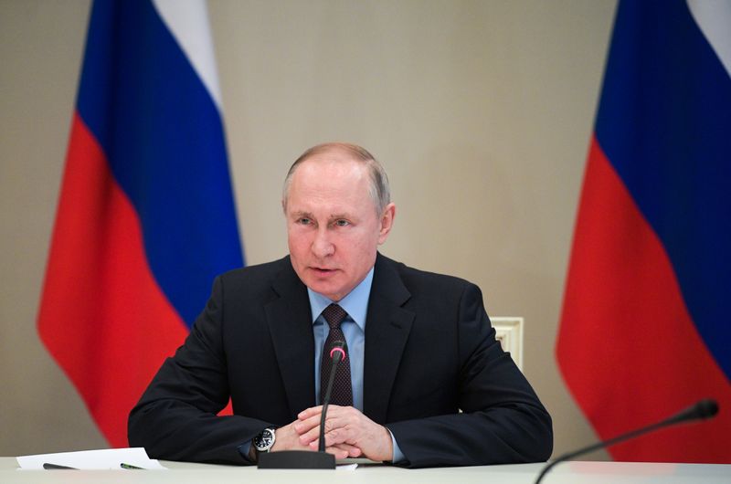 © Reuters. El presidente ruso, Vladimir Putin, encabeza una reunión en el aeropuerto Vnukovo II, en las afueras de Moscú, Rusia