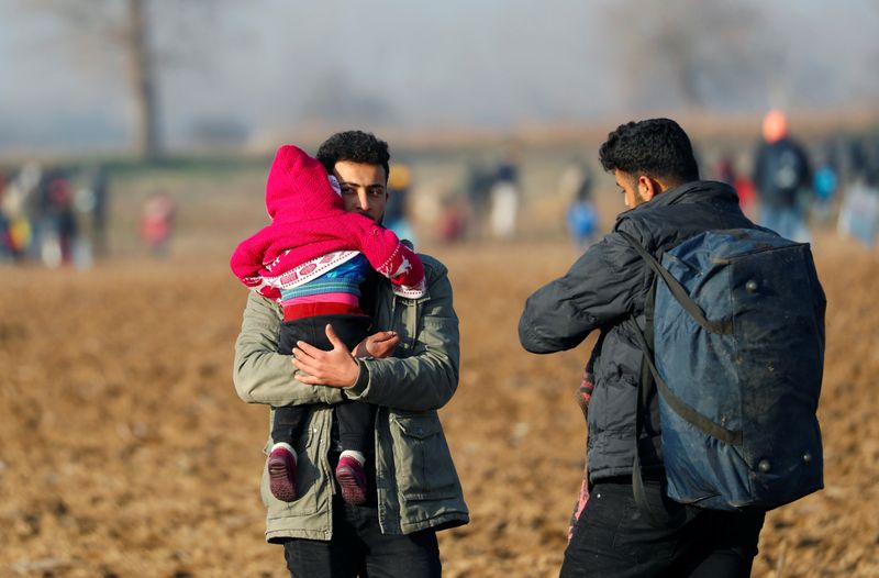 © Reuters. Los migrantes caminan hacia la frontera entre Pazarkule en Turquía y Kastanies de Grecia, cerca de Edirne, Turquía 1 de marzo de 2020