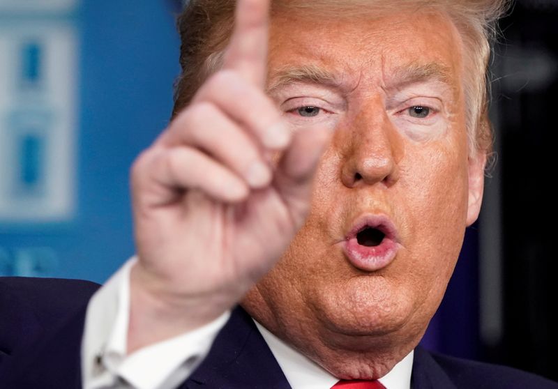 © Reuters. FOTO DE ARCHIVO: El presidente de Estados Unidos, Trump, habla durante una conferencia de prensa sobre el brote de coronavirus en Washington.