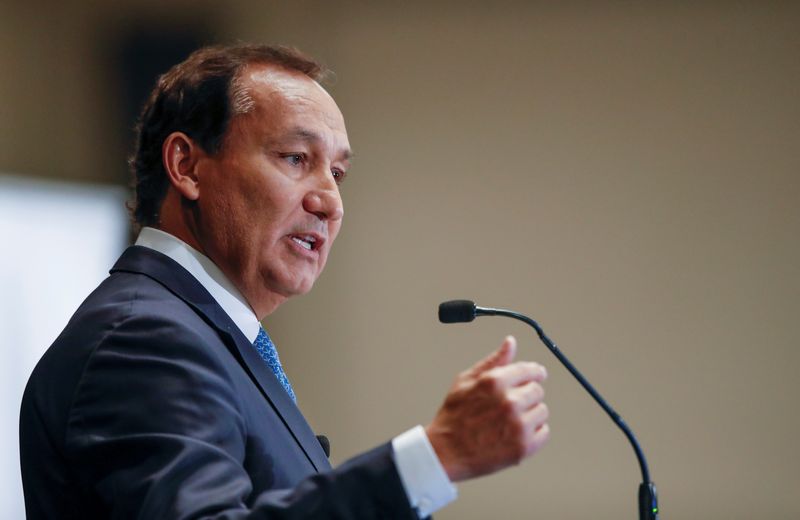 © Reuters. Oscar Munoz CEO of United Airlines discusses his vision for the company in Chicago