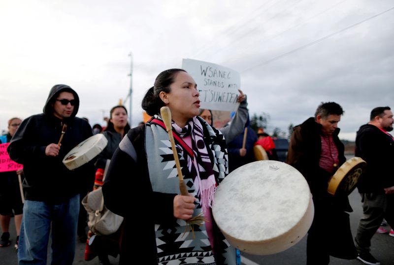 © Reuters. FILE PHOTO: Supporters of the indigenous Wet'suwet'en Nation's hereditary chiefs block the Pat Bay Highway