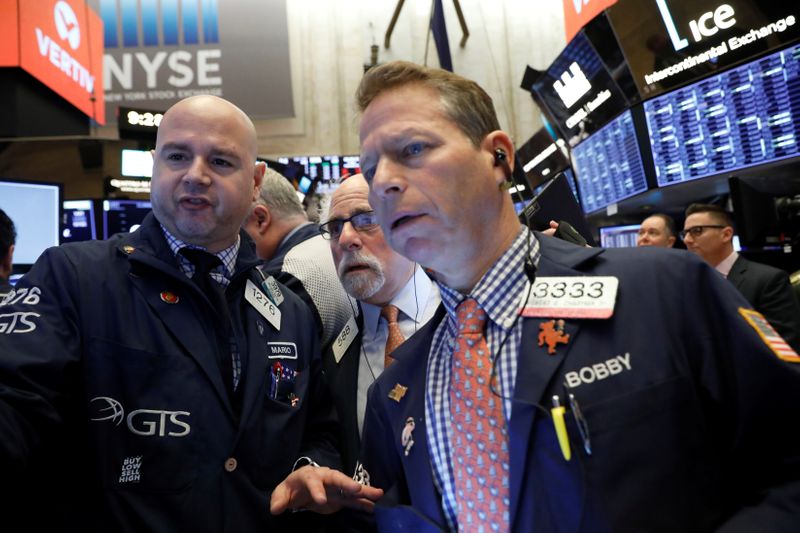 © Reuters. Traders work on the floor at the NYSE in New York