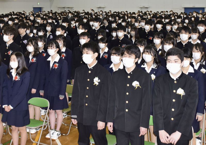 © Reuters. Los estudiantes usan máscaras en medio de preocupaciones sobre el nuevo coronavirus durante su ceremonia de graduación en Koyo Senior High School en Nagoya, Japón central