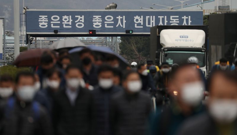 © Reuters. Employees wearing masks to prevent the coronavirus walk at a Hyundai Motors factory in Ulsan