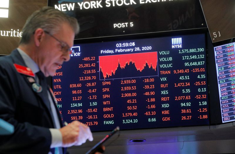 © Reuters. Los comerciantes trabajan en el piso de la NYSE en Nueva York