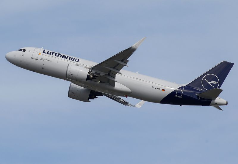 © Reuters. FILE PHOTO: A Lufthansa Airbus A320 takes off at the aircraft builder's headquarters in Colomiers near Toulouse